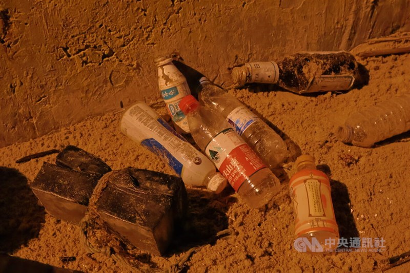 Plastic bottles of Chinese drink products are found on a beach on the Matsu Islands Wednesday. CNA photo April 24, 2024