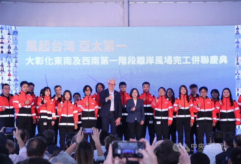 President Tsai Ing-wen (front, right) and Ørsted President and CEO Mads Nipper (front, left) pose for photos with the company's workers in Taiwan at the inauguration ceremony in Changhua County Thursday. CNA photo April 25, 2024