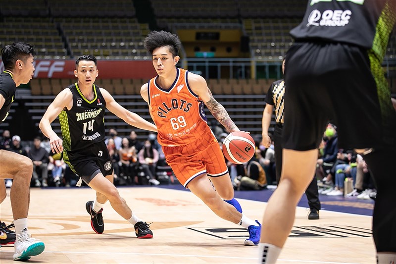 Taoyuan Pauian Pilots shooting guard Lu Chun-hsiang (with ball) drives toward the paint in a home game against the Formosa Dreamers on Jan. 15, 2023. File photo courtesy of P.LEAGUE+