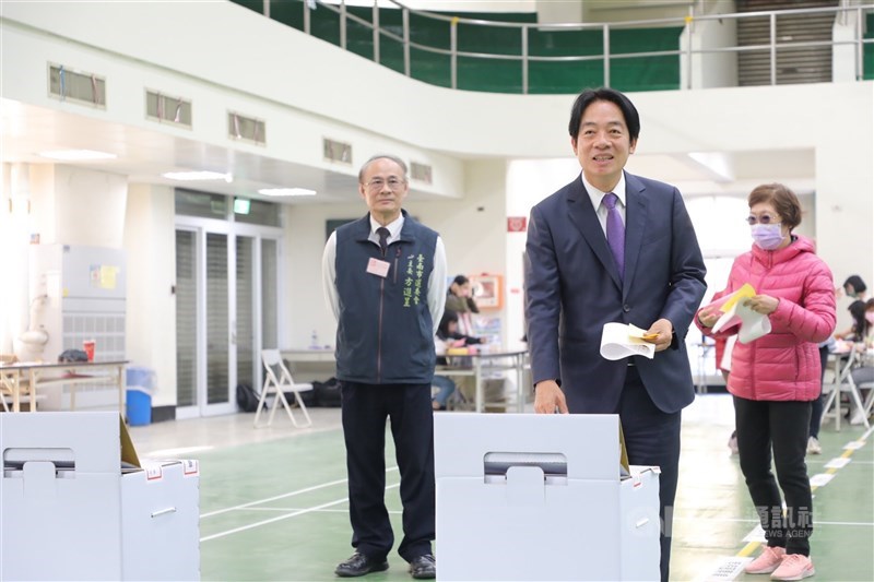Vice President Lai Ching-te (in suit) casts his ballets in the Jan. 13 presidential and legislative elections in Tainan. CNA file photo