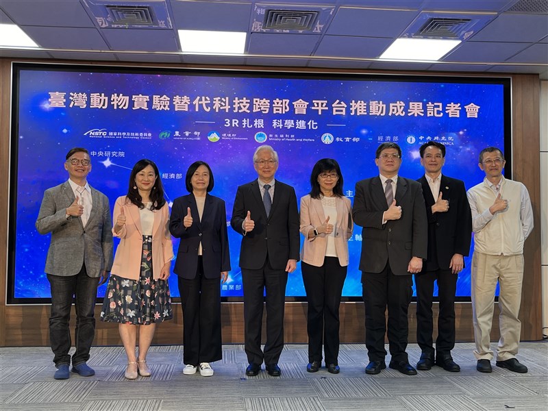 National Science and Technology Council head Wu Tsung-tsong (fourth left), his deputy Chern Yi-juang (fourth right) and officials pose for photos at the council's news conference in Taipei Wednesday. CNA photo April 25, 2024.