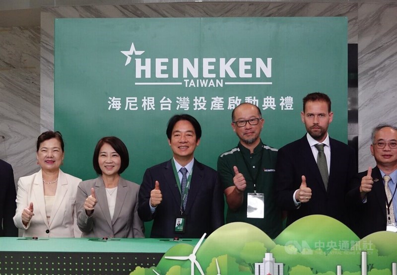 Wu Chien-fu (center ), head of Heineken's Taiwan branch, is pictured with President-elect Lai Ching-te (center left), the Netherlands' Deputy Representative to Taiwan Matthijs van der Hoorn (second right) and government officials. CNA photo April 26, 2024