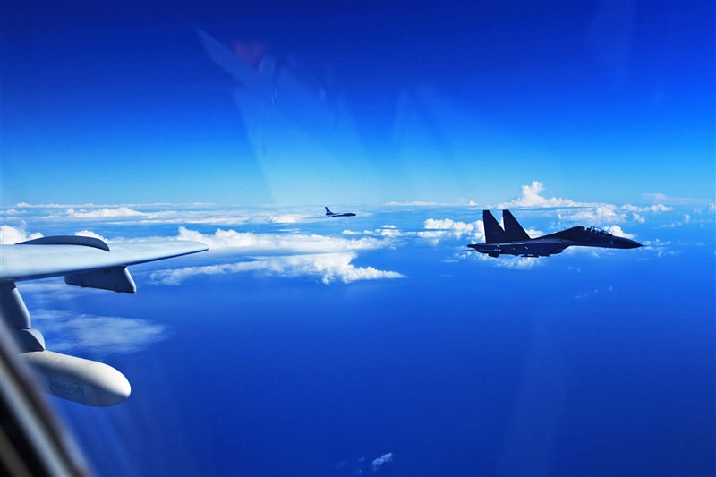 A Sukhoi Su-30 fighter jet (right). File photo courtesy of China News Service