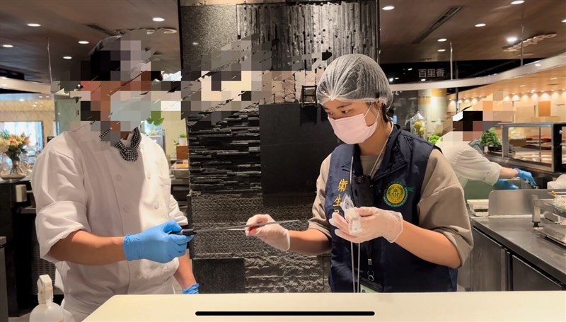 An official from the Kaohsiung City Health Department collects samples inside the city's upscale Hi-Lai Harbour buffet restaurant branch at Kaohsiung Arena on Saturday following food poisoning reports. Photo courtesy of Kaohsiung City Health Department