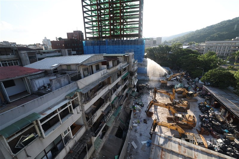 Heavy equipment is deployed to demolish buildings affected by a neighboring construction site in Taipei's Dazhi, on Sept. 26, 2024. CNA file photo