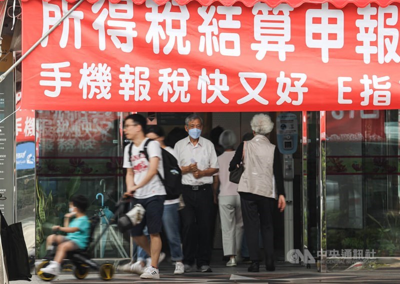A banner promoting the use of smartphones to file income tax is displayed outside a district service center in Taipei Tuesday. CNA photo April 30, 2024