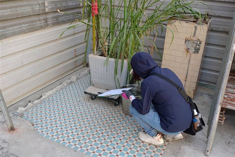 A Tainan City government's Public Health Bureau staffer carries out cleaning and inspections in the community. File photo courtesy of Tainan City government's Public Health Bureau