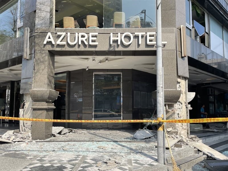 A hotel is damaged by the magnitude 7.2 earthquake on April 3, 2024. Photo: CNA