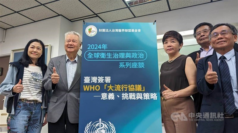 Lin Shih-chia (third right), the executive director of the Foundation of Medical Professionals Alliance in Taiwan, and Tony Chen (first right), a professor at the College of Public Health at the National Taiwan University, pose for a photo at a seminar in Taipei on Thursday. CNA photo May 2, 2024