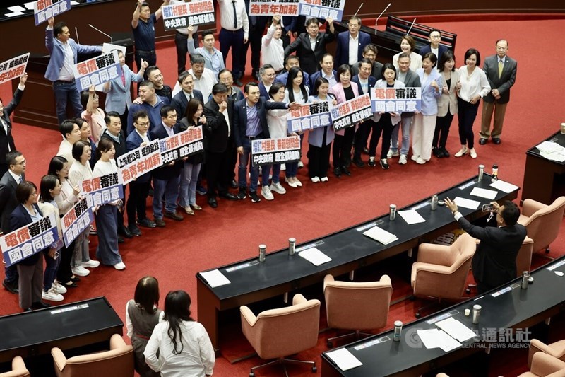 KMT lawmakers pose for photos after their proposed amendment to the Electricity Act was directly sent to a second reading in the Legislative Yuan in Taipei Friday. CNA photo May 3, 2024
