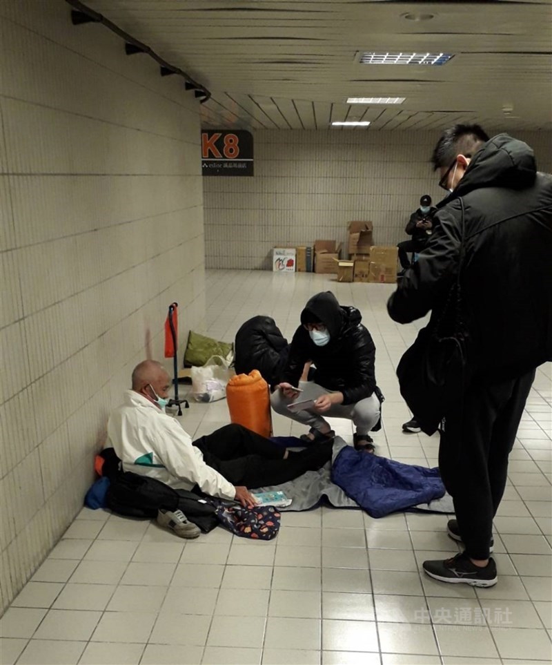 Social workers visit a rough sleeper near Taipei Main Station. File photo courtesy of Taipei City Department of Social Affairs