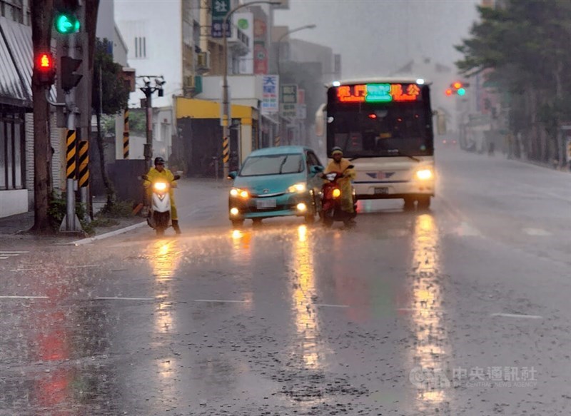 Vehicles and commuters in Taiwan's outlying Penghu Islands are drenched by a torrential shower early Sunday. CNA photo May 5, 2024