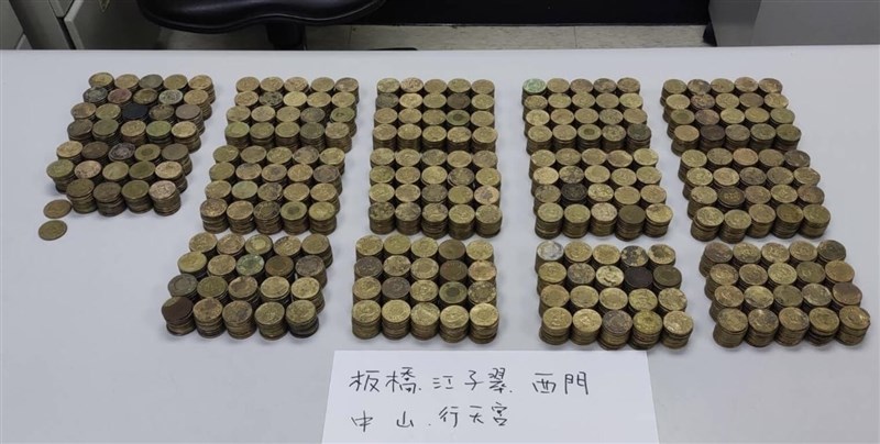Damaged and unauthenticated NT$50 coins are presented by authorities as evidence to the suspected crime of two New Taipei brothers. Photo courtesy of local authorities