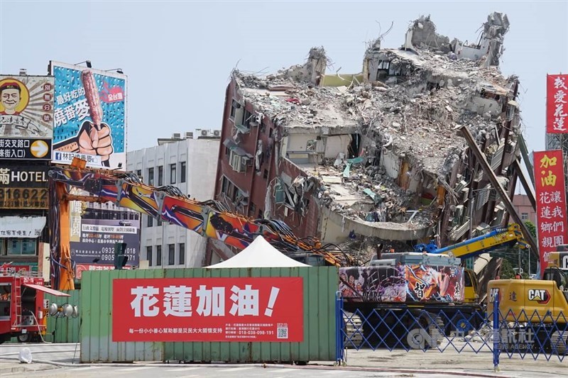 Excavators help dismantle a collapsed building in Hualien after the April 3 earthquake. CNA file photo