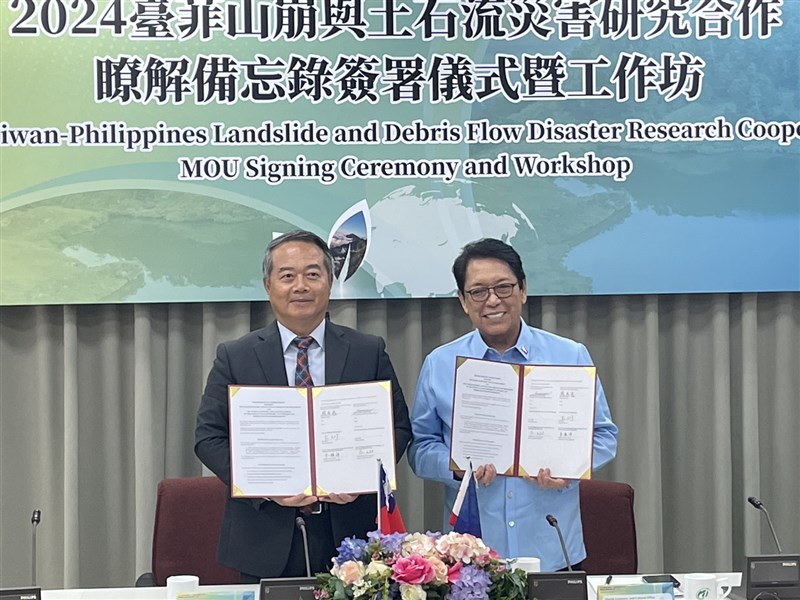 Taiwan's representative to the Philippines Wallace Chow (left) and his Filipino counterpart Silvestre III Hernando Bello (right) on Monday display their signed MOU to enhance exchange and experience-sharing on landslide and debris flow disasters between Taiwan and the Philippines. CNA photo May 6, 2024