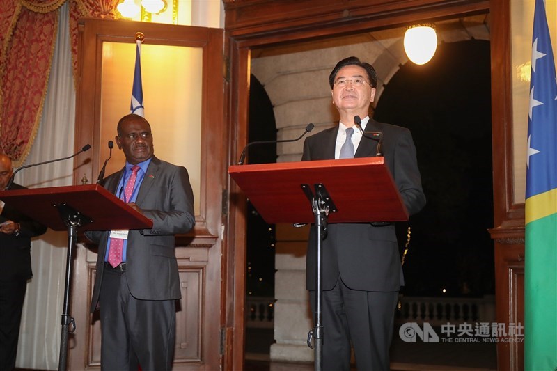 Jeremiah Manele (left) shares the stage with Foreign Minister Joseph Wu (right) in Taipei during his visit in 2019. He was the foreign minister of the Solomon Islands at that time. CNA file photo