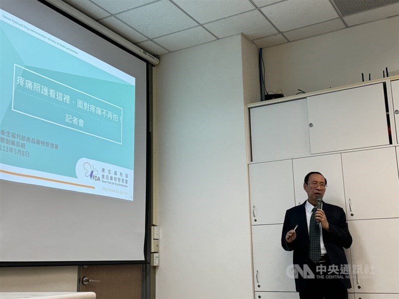 Wang Jhi-joung, one of the editors of the TFDA commissioned Handbook of Non-Cancer Chronic Pain Care and the Handbook of Cancer Pain Care, talks about the handbooks to the press on Wednesday. CNA photo May 8, 2024