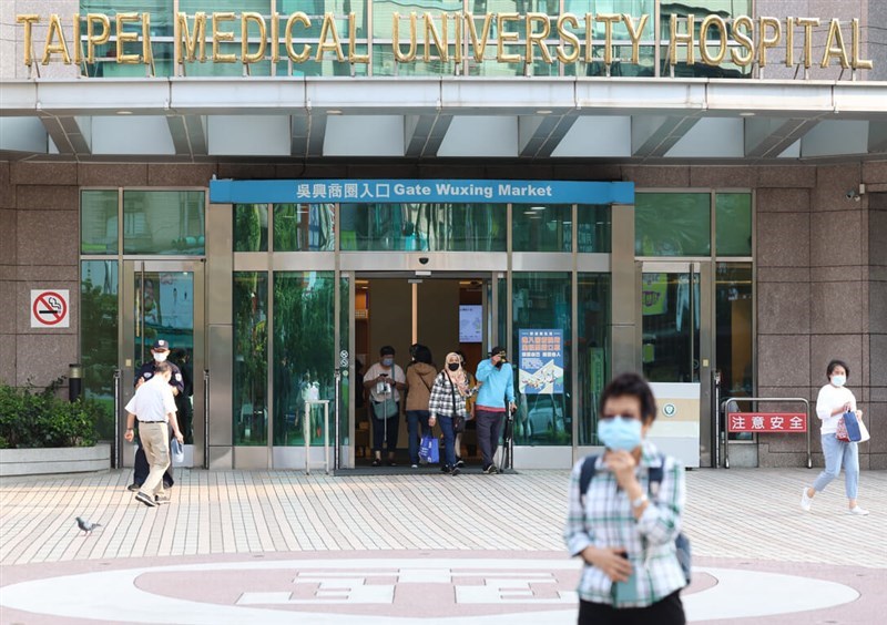 Visitors to the Taipei Medical University Hospital on Wednesday enter and exit with their masks on. CNA photo May 8, 2024