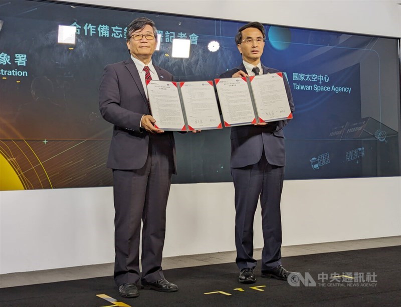 Taiwan's Central Weather Administration head Cheng Chia-ping (left) and Taiwan Space Agency Director-General Wu Jong-shinn (right) display the agencies' respective signed Memorandums of Understanding. CNA photo May 9, 2024