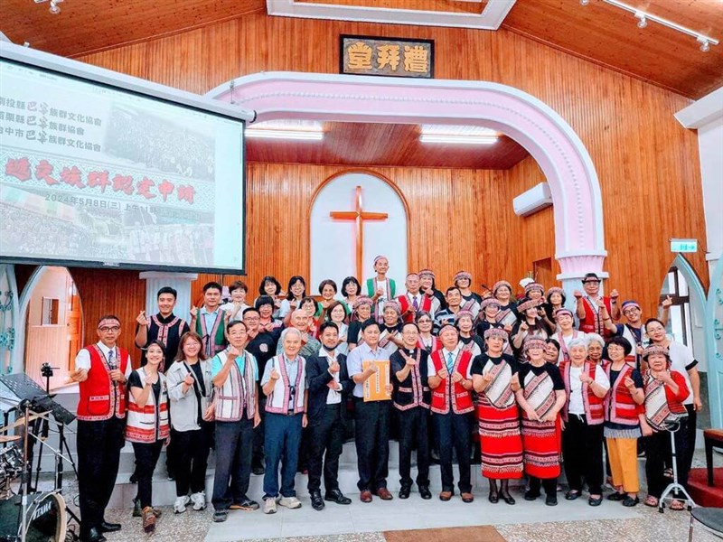 Members of the Pazeh people community from Nantou County, Miaoli County and Taichung City gather in Nantou's Puli Township to deliver their recognition application to the Council of Indigenous Peoples. Photo courtesy of Nantou County Pazeh People Cultural Association