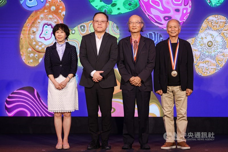 Minister of Culture Shih Che (second left) pose with the recipients of the 43rd National Cultural Award on Thursday. CNA photo May 9, 2024