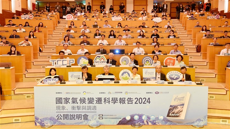 The conference for the official launch of Taiwan's Climate Change Scientific Report 2024 is held Wedenesday in Taipei, attended by (front row) Deputy Minister of Environment Shih Wen-chen (third from the right), Deputy Minister of the National Science and Technology Council (NSTC) Lin Minn-tson (third from the left), and report editors-in-chief Hsu Huang-hsiung (second from the right) and Li Ming-hsu (second from the left). Photo courtesy of the NSTC.