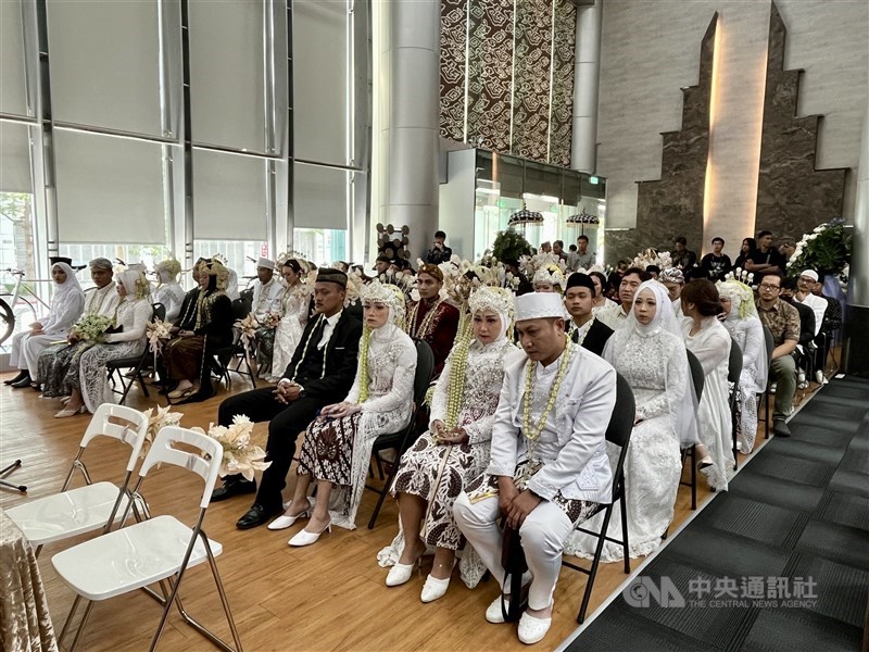 Indonesian couples gather in Taipei a mass wedding event organized by the Indonesian Economic and Trade Office to Taipei on Sunday. CNA photo May 13, 2024