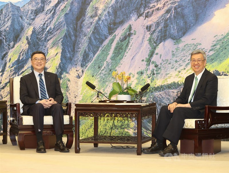 Newly appointed Premier Cho Jung-tai (left) meets with incumbent Premier Chen Chien-jen at the Executive Yuan in Taipei on May 9, 2024. Photo: CNA