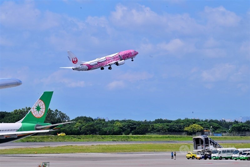 A Japan Transocean Air plane takes off from Taoyuan Airport in this CNA file photo