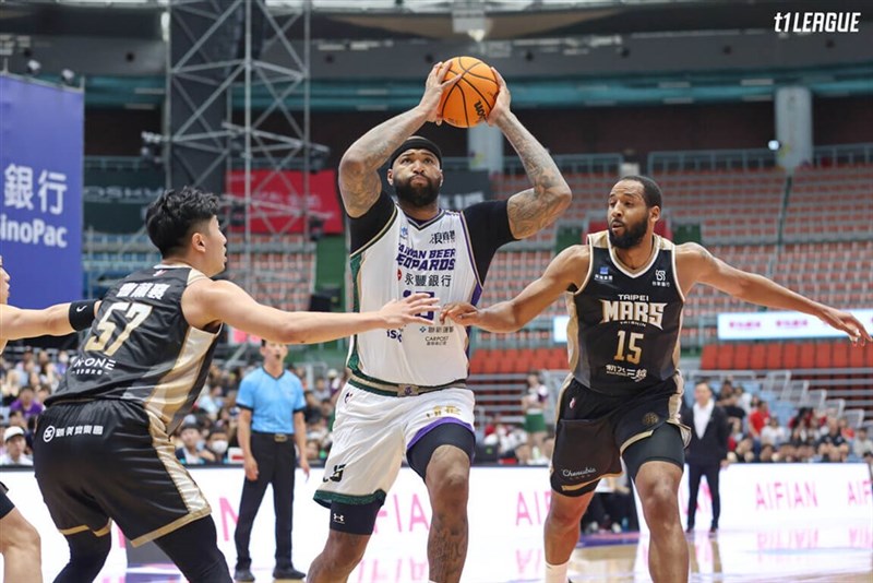 Four-time NBA all-star DeMarcus Cousins of the T1 LEAGUE's Taiwan Beer Leopards drives to the basket while being defended by two Taipei Mars players at a game at Taoyuan Arena on April 20, 2024. Photo courtesy of T1 League