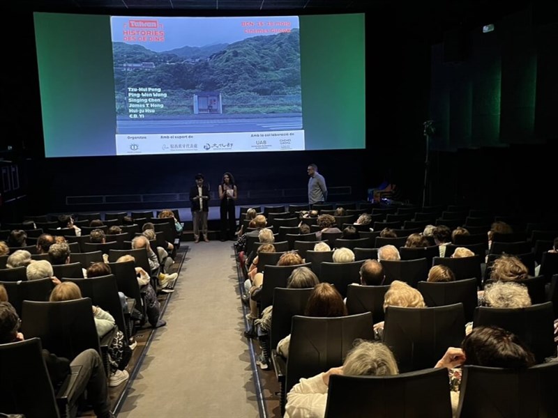参加“Taiwán，historias desde dentro”电影节的观众等待着他们的电影在巴塞罗那的Girona电影院上映。图片由西班牙台北经济文化代表处文化部提供