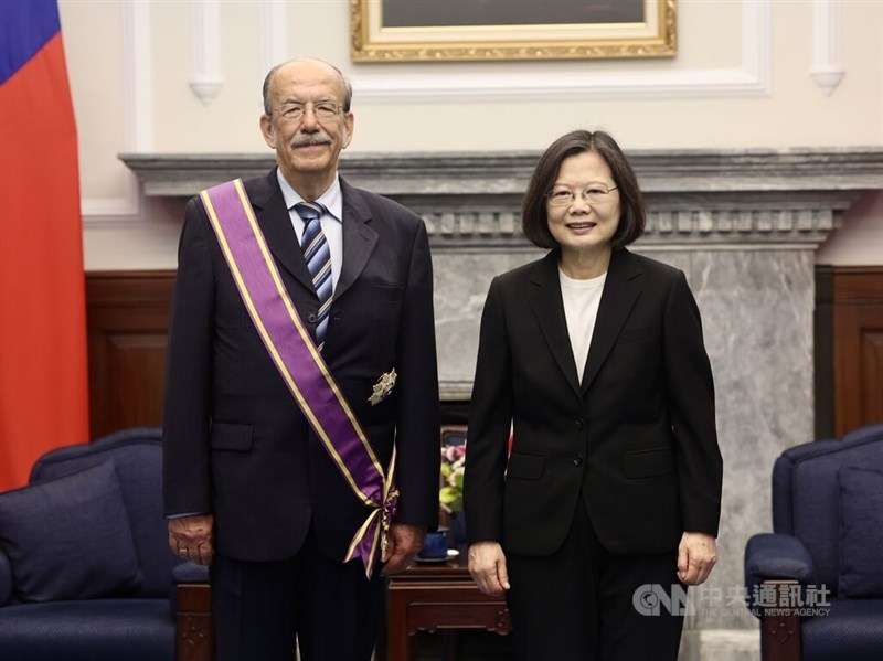 Taiwan Communique founder Gerrit van der Wees (left) and President Tsai Ing-wen. CNA photo May 19, 2024