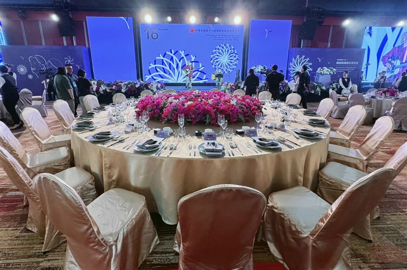 The tables for the president and vice president inaugural state banquet are set inside Tainan's Formosa Yacht Resort on Monday. Photo courtesy of the Tainan City Government