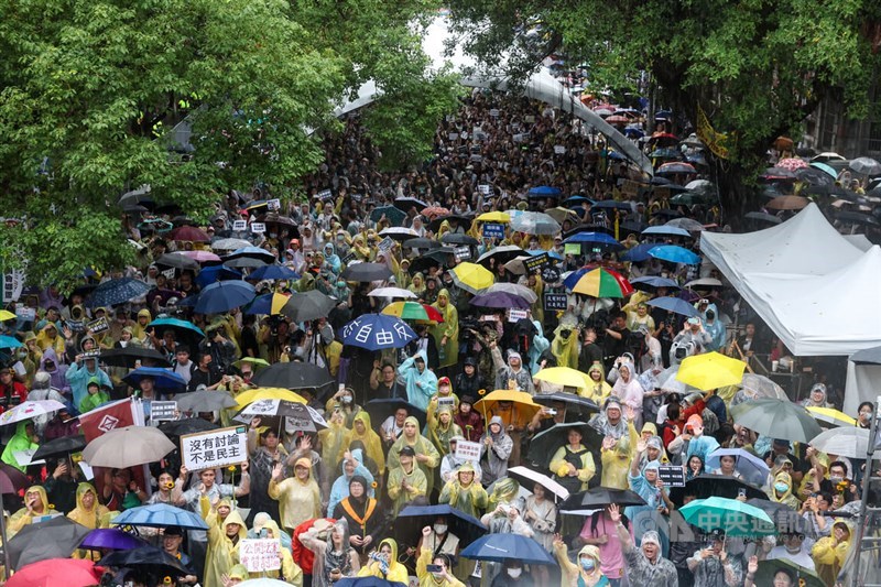 Hundreds gather outside the Legislature on Tuesday to call for more transparency regarding the controversial "legislative reform bills." CNA photo May 21, 2024