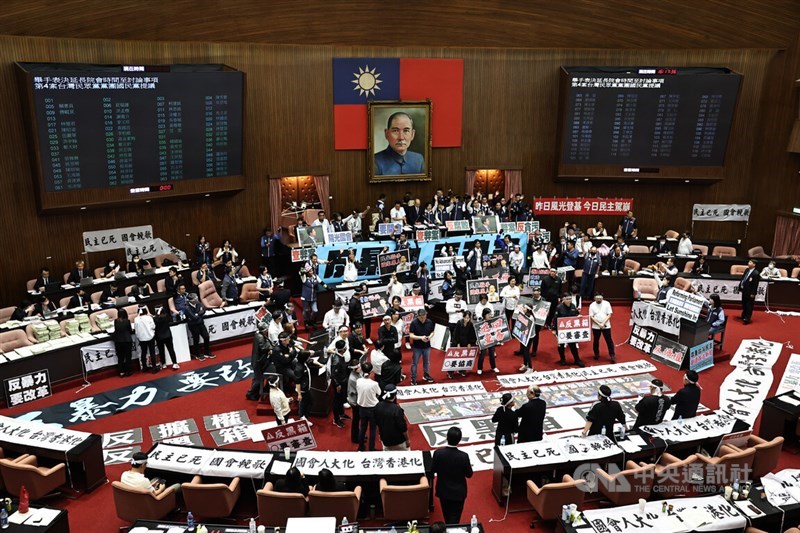 Legislators of all three parties engage in voting and disputes inside Taiwan's legislatures on Tuesday. CNA photo May 21, 2024