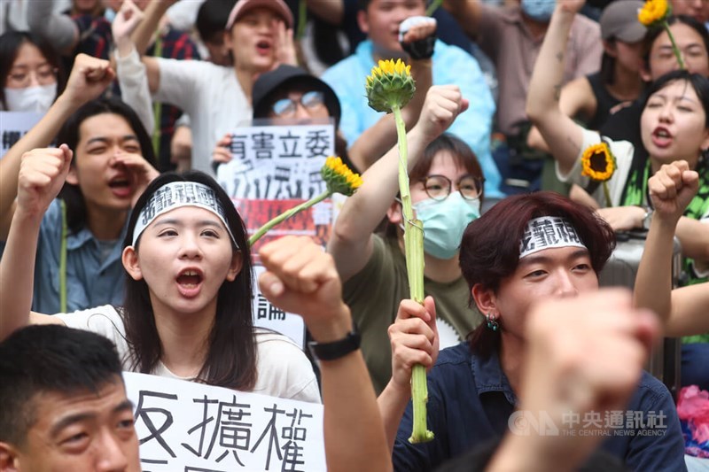 Hundreds of people hold sunflowers in reference to the Sunflower Movement from 10 years ago to call for more transparency regarding the controversial "legislative reform bills." CNA photo May 21, 2024