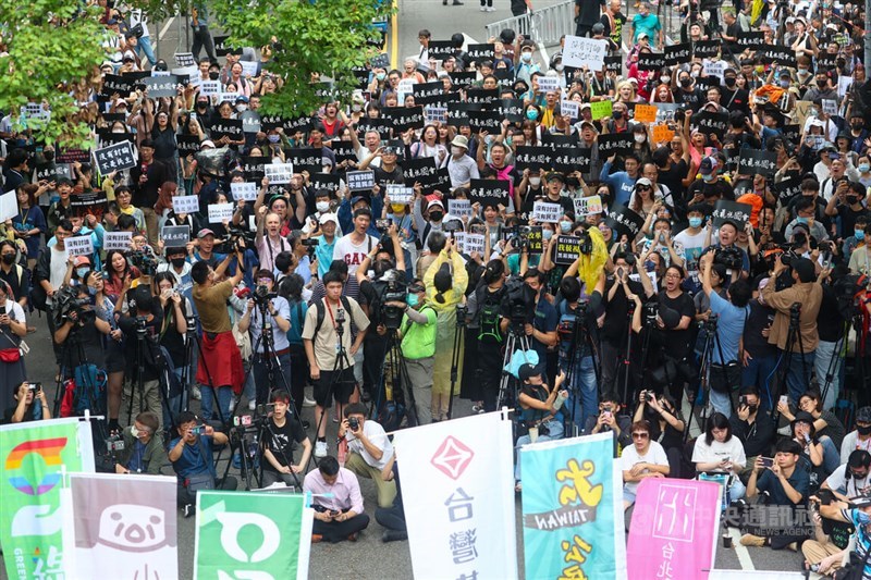 Hundreds gather outside the Legislature on Tuesday to call for more transparency regarding the controversial "legislative reform bills." CNA photo May 21, 2024