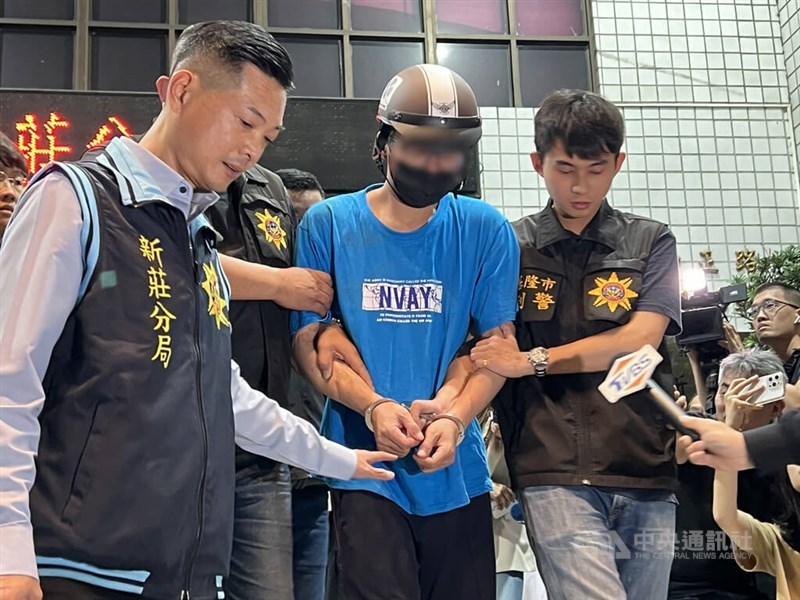The man who escaped from custodial protection in Keelung Sunday (in blue T-shirt) is in police custody following Wednesday's arrest in New Taipei. CNA photo May 22, 2024