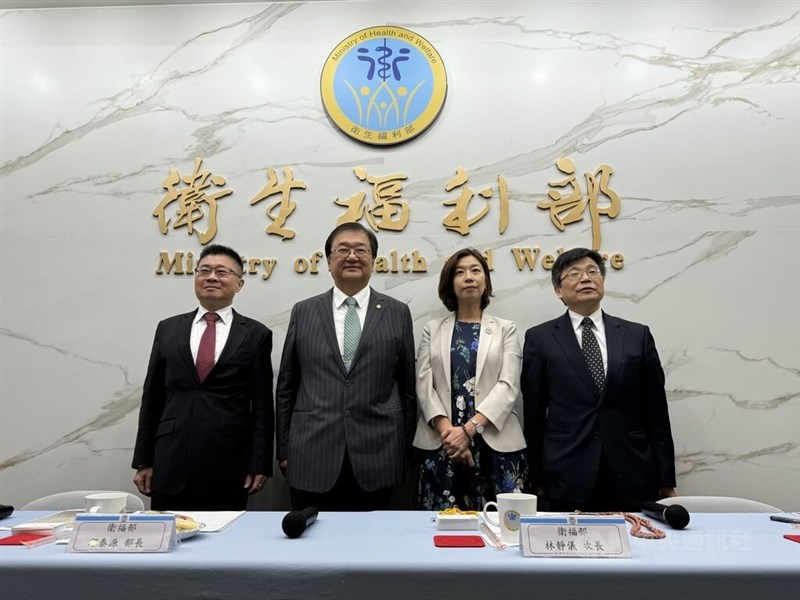 Minister of Health and Welfare Chiu Tai-yuan (second left) and his three deputies pose for group photos during a news conference in Taipei on Wednesday. CNA photo May 22, 2024