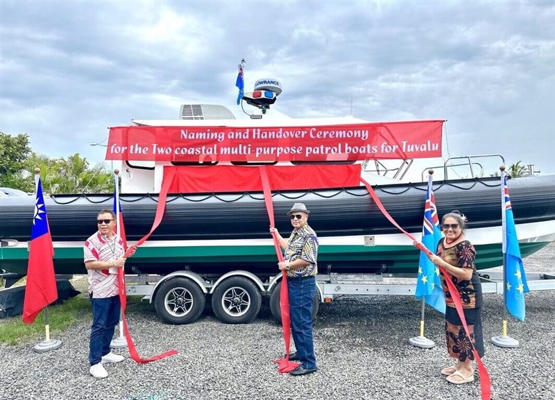 Taiwan's Ambassador to Tuvalu Andrew Lin (left) and Tuvalu Prime Minister Feleti Teo (center) unveil the two frigates' name during a ceremony in Pingtung County Tuesday. Photo courtesy of Ministry of Foreign Affairs May 22, 2024