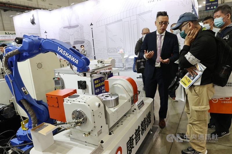 Visitors to the Taiwan International Machine Tool Show 2024 in Taipei listen to a manufacturer's sales representative speak during the trade show in Taipei on March 28. CNA file photo