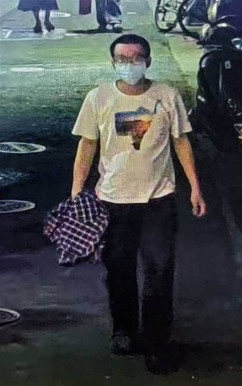 The convicted man on the run is seen in this CCTV footage on Monday. Photo courtesy of New Taipei City Police Department May 22, 2024
