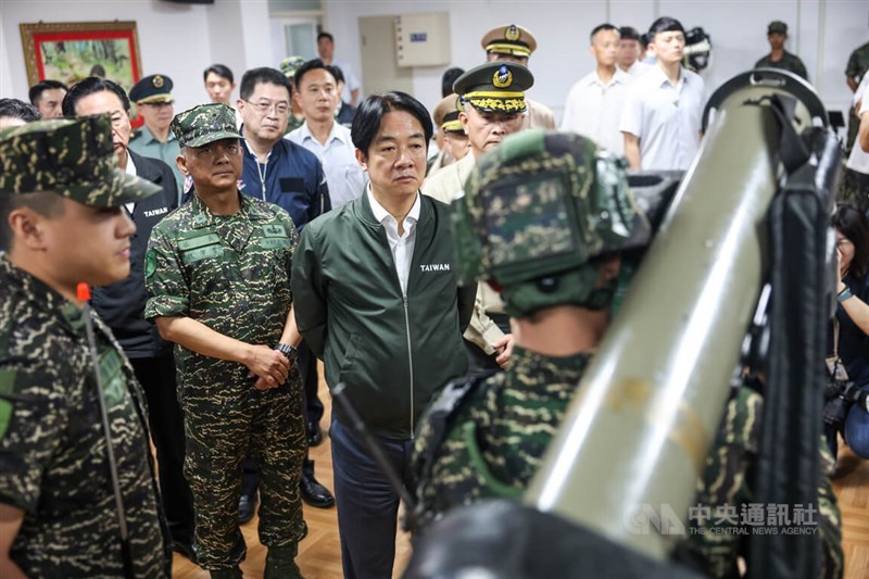 President Lai Ching-te (center) watches a marine carry a missile launcher during his visit to a military base in Taoyuan on Thursday. CNA photo May 23, 2024