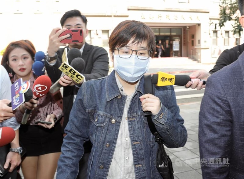 Yang Hui-ju (center), who brought the case to the Constitution Court. CNA file photo