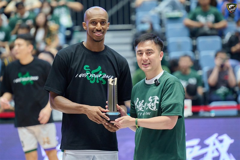 Taiwan Beer Leopards' small forward Lasan Kromah (front left) receives his trophy for the 2023-24 T1 LEAGUE scoring title ahead of Game 1 of the final series in Taoyuan Friday. Photo courtesy of Taiwan Beer Leopards May 24, 2024