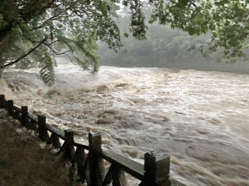 Water levels on Beishi River in New Taipei rise drastically after heavy rains. File photo courtesy of a local resident
