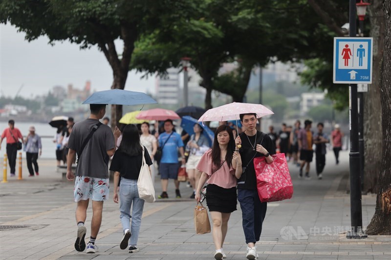 Passersby walk around Tamsui amid muggy weather conditions. CNA photo May 26, 2024