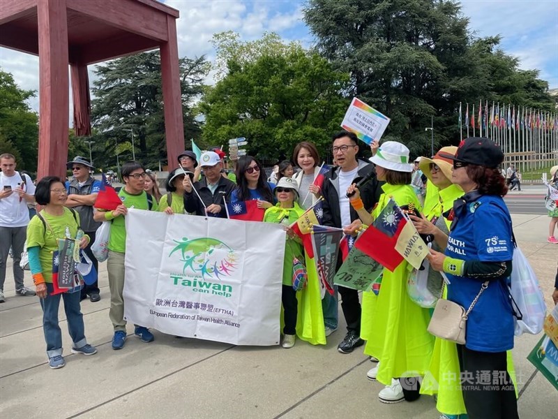 Deputy Legislative Speaker Johnny Chiang (fourth left) and three lawmakers from the ruling and opposition parties in the Legislature take part in a civic group's demonstration supporting Taiwan's participation in Geneva on Sunday. CNA photo May 26, 2024