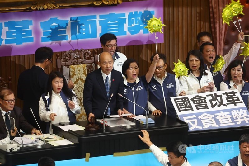 Legislative Speaker Han Kuo-yu (center, in suit). CNA photo May 28, 2024