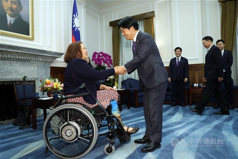 President Lai Ching-te (front right) greets U.S. Senator Tammy Duckworth at the Presidential Office in Taipei on Wednesday. CNA photo May 29, 2024